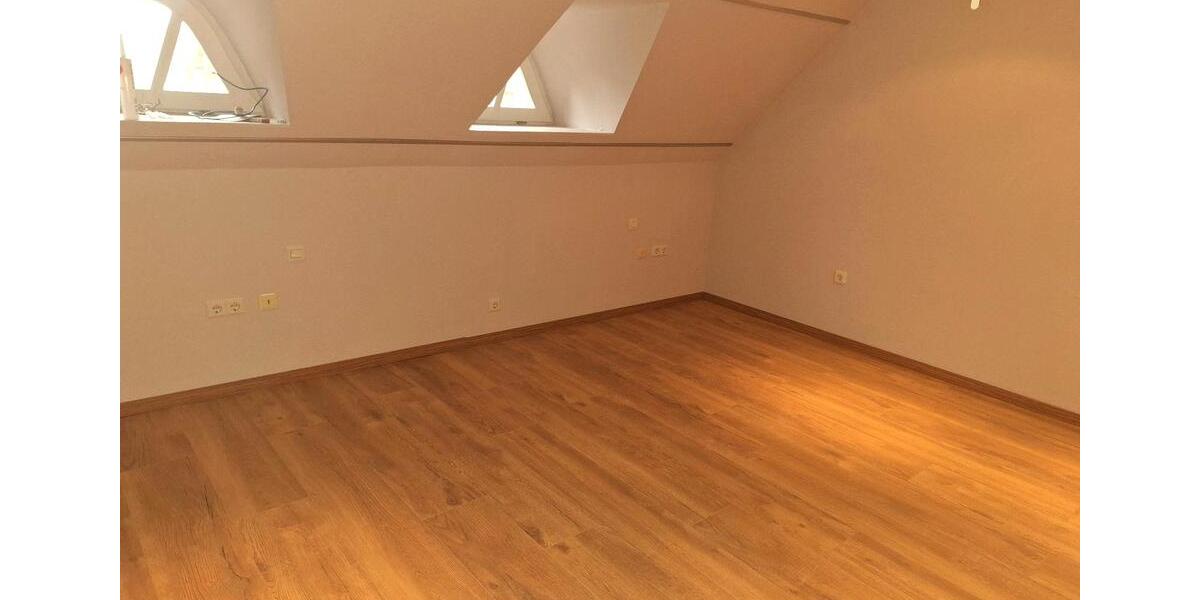 Dachgeschoßwohnung Schwabstedt - 3 Zimmer, 120 m&sup2;, 835&euro; | Angebot:25974181